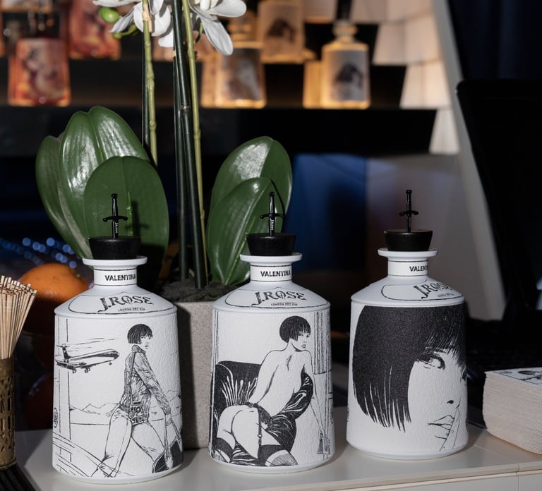 Bottiglie del Gin J-Rose Edizione Valentina esposte a Casa El Carnicero durante la Design Week di Milano