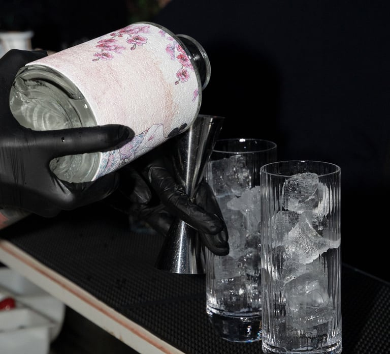 Preparazione del cocktail signature Valentina con Gin J-Rose durante l’evento a Casa El Carnicero