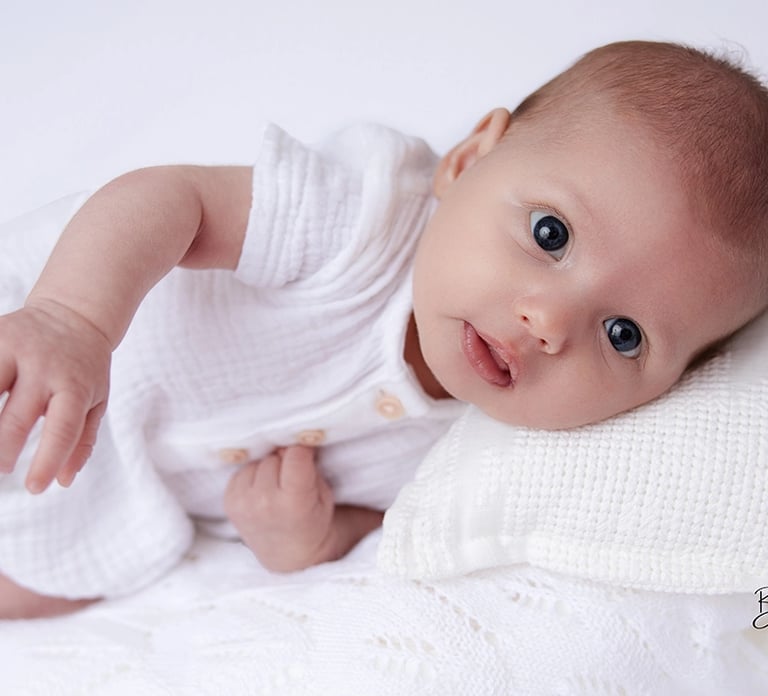 regard pétillant de doux bébé de 2 mois