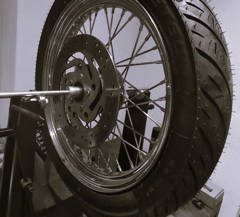 Motorrad Reifen Wuchten