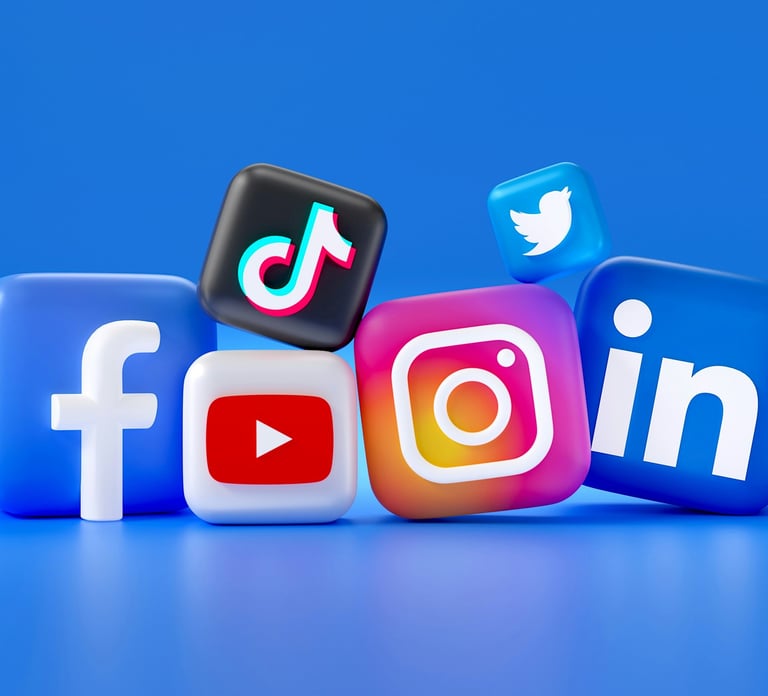 Facebook, TikTok, YouTube, Instagram, LinkedIn ir Twitter logotipai, atspindintys socialinių tinklų 
