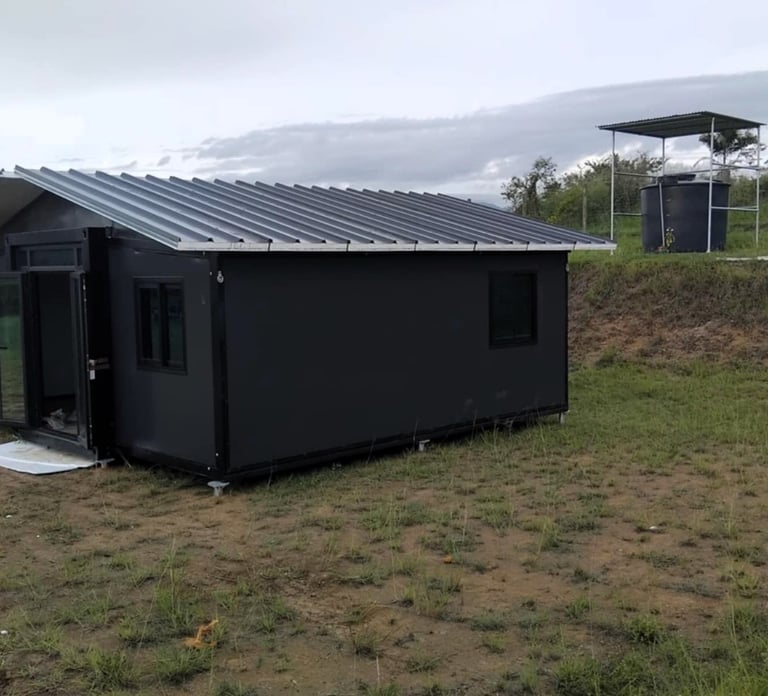 Conteneur aménagé habitable avec toiture en bac acier.