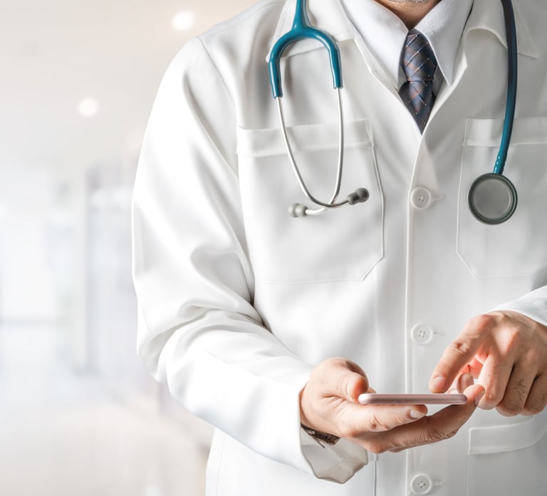 Gydytojas su chalatu ir telefonu