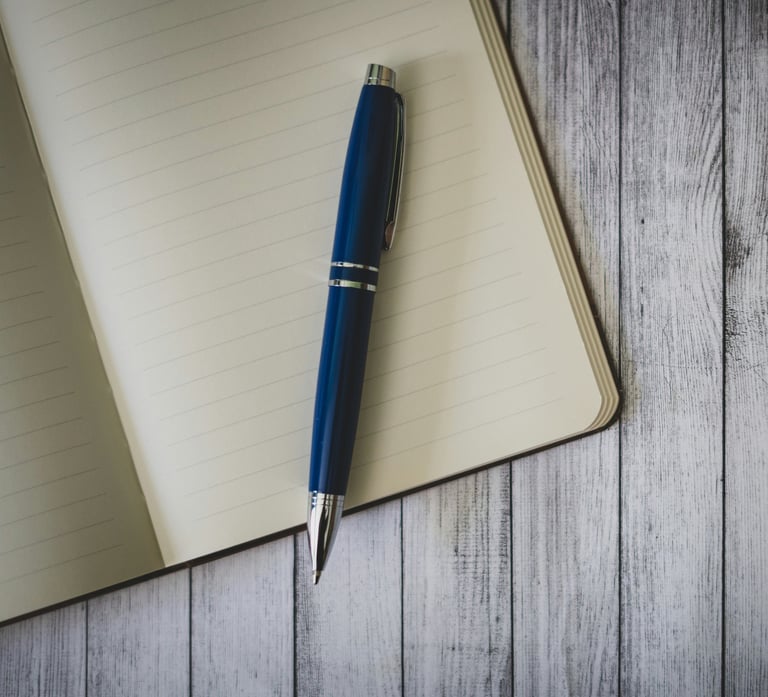 Caderno de anotações e caneta