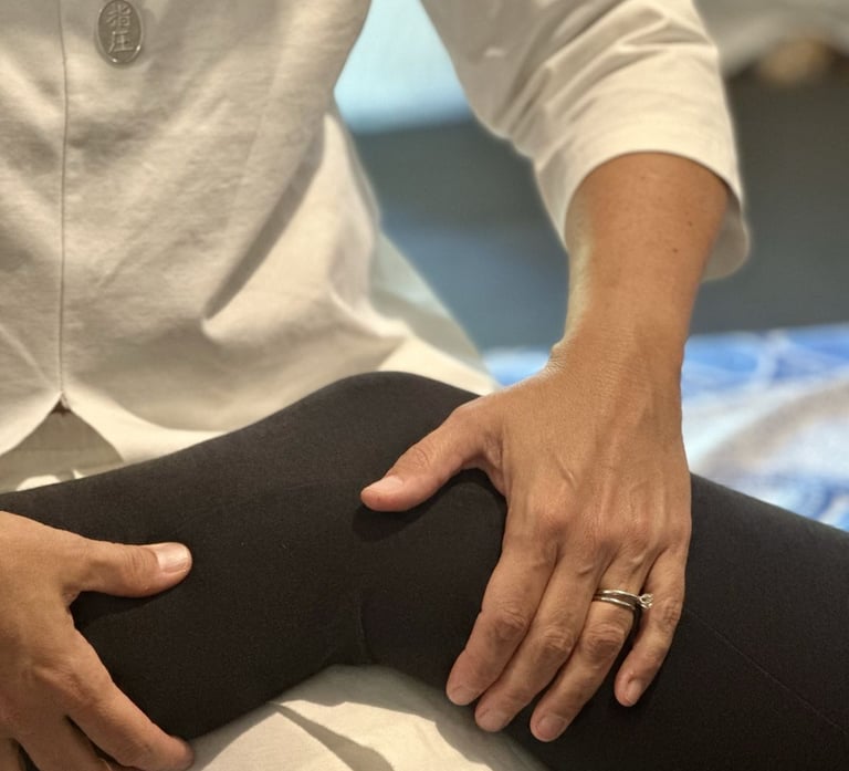 mani operatrice shiatsu su gamba