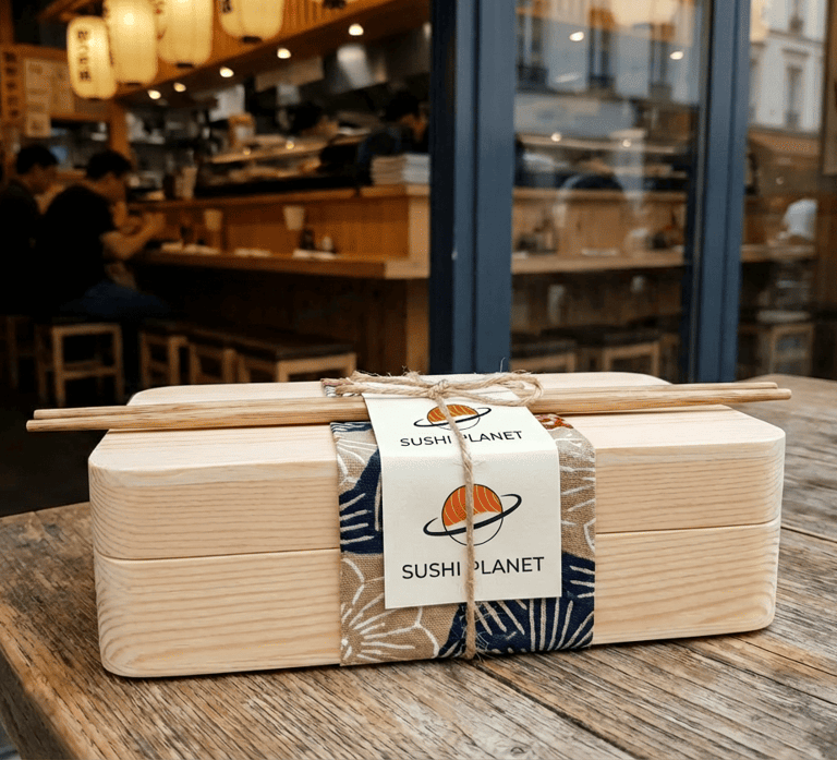 Sushi Planet box en bois pour sushis avec baguette et logo