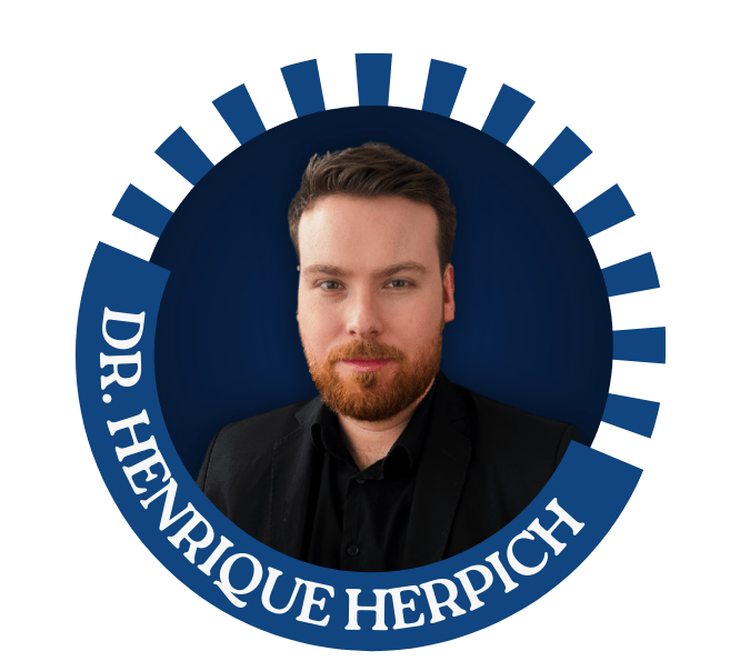 um homem branco jovem, com barba e terno preto em um círculo azul escrito Dr. Henrique Herpich