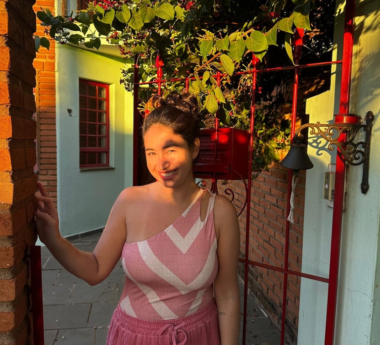 Clara Coelho em seu espaço, o Recanto Clara em Barão Geraldo. A síntese da formação na Índia e Japão