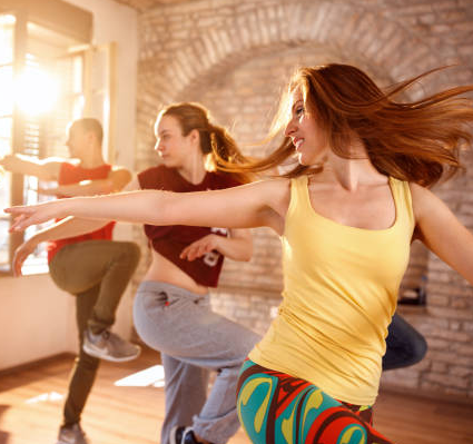 groupe de femmes qui font de la Zumba
