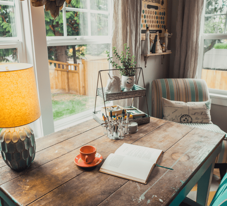 pièce de maison chaleureuse enlevée de toutes énergies négatives 