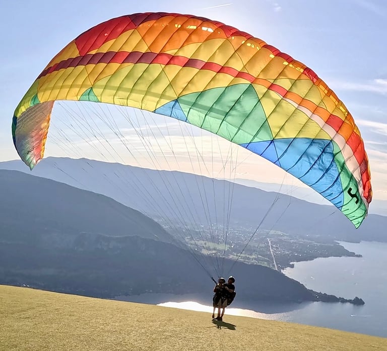 décollage d'un biplace à la forclaz face au lac