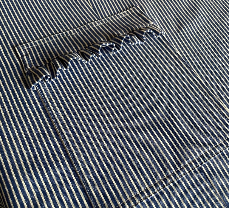 lomme på skrædder overall i blå og hvid stribet denim med frynser