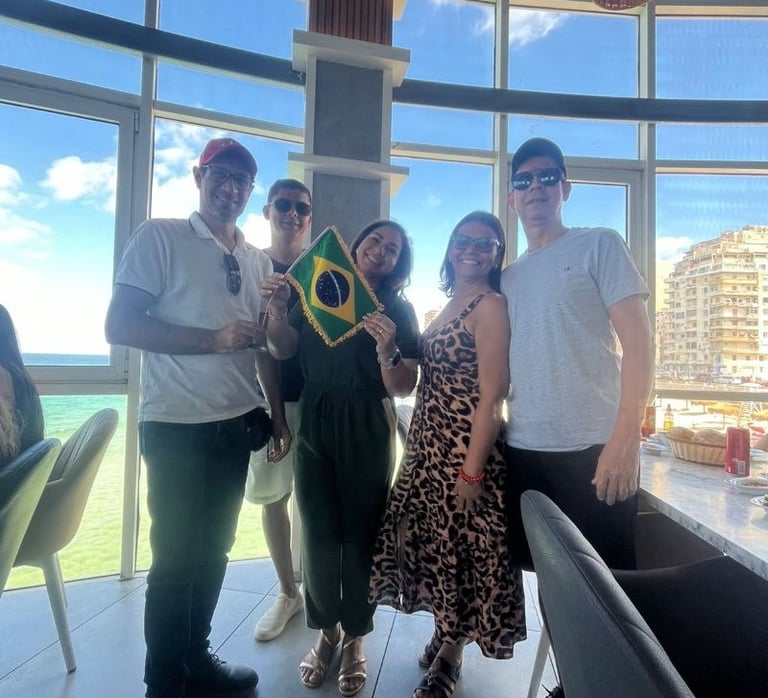 GRUPO DE TURISTAS DE BRASIL DURANTE O PASSEIO PARA ALEXANDRIA ALMOCANDO NUM RESTAURANTE A BAIRA DO MAR