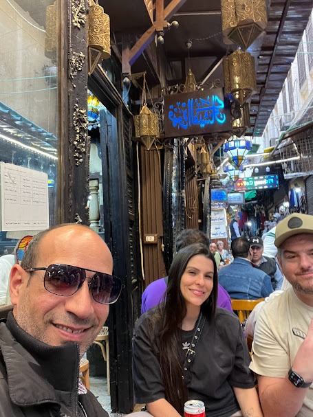 tomando cha num dos cafes mais famosos em cairo , cafe al fishawi em khan el khalili ,com grande jornalista Ricaperrone