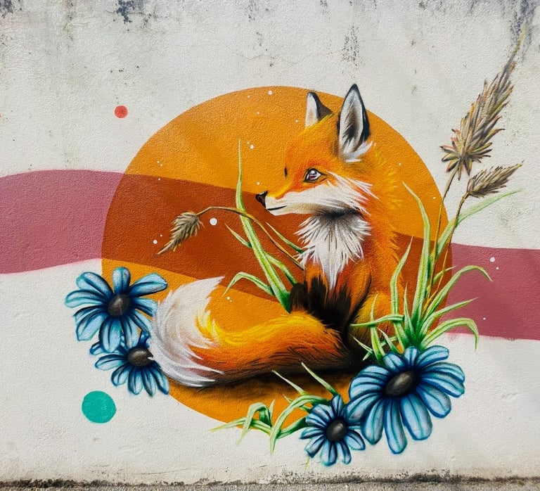 un graffiti d'un renard avec des fleurs