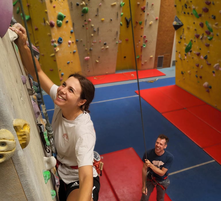 Toprope Climbing Course in Vienna (Kletterhalle Marswiese, Participants belaying each other)