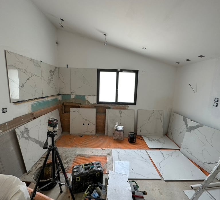 Travaux de rénovation complète de salle de bain avec reprise plomberie et carrelage. Harenova