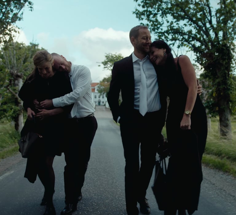 Två par som håller armarna runt varandra
