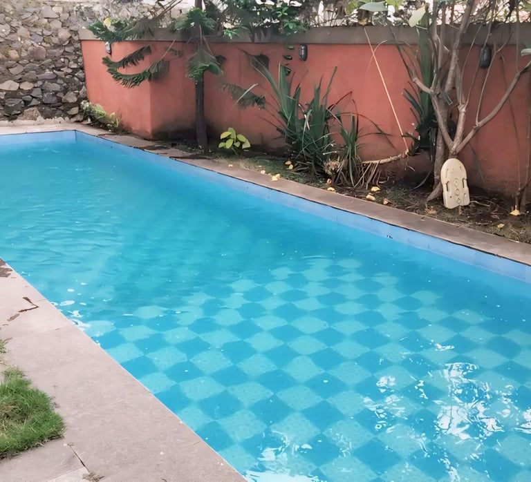 kolam renang minimalis garapan dayanapool dengan keramik berwarna biru muda motif catur