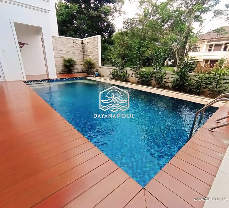 kolam renang minimalis garapan dayanapool dengan keramik berwarna biru muda motif catur
