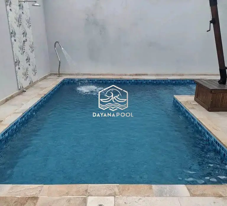 Kolam renang klasik garapan dayanapool dengan keramik roman berwarna biru muda dan tua