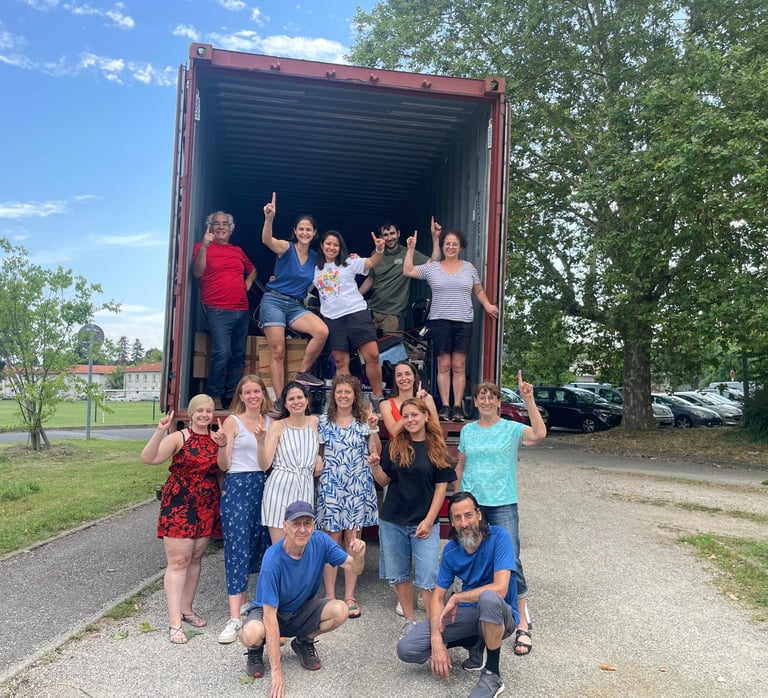 voluntarios enfrente del camion con las donaciones