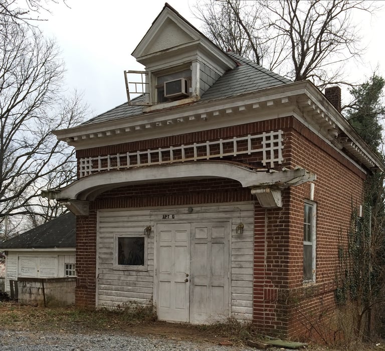 2123 rivermont carriage house before renovations.