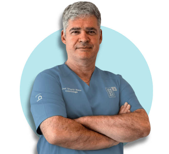 Retrato profesional del Dr. Jose Gregorio Alonso González, implantología y cirugía en Bocarriba