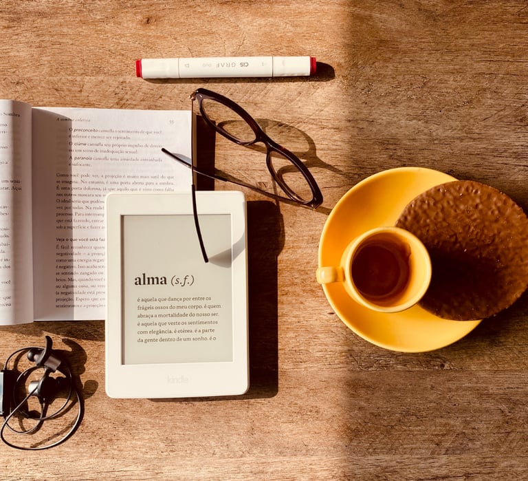 Une tablette et un livre sur une table
