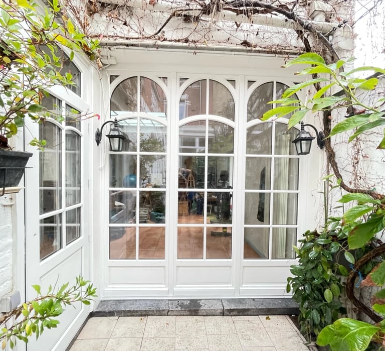 Porte fenêtre en bois blanc