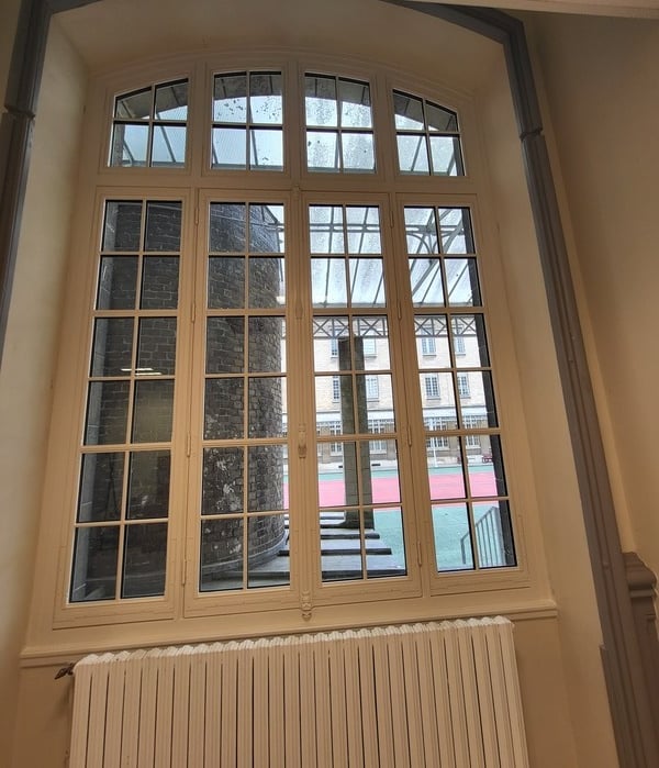 Installation de fenêtres en bois sur mesure