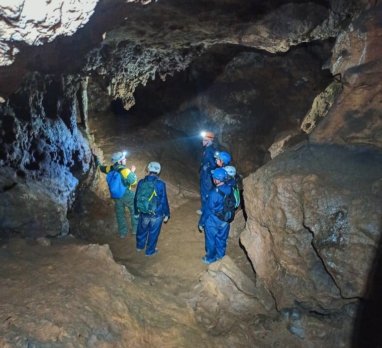 guia y grupo dentro de una cueva