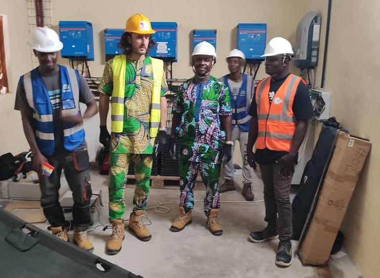 Visite d'électricien sans frontière des générateurs