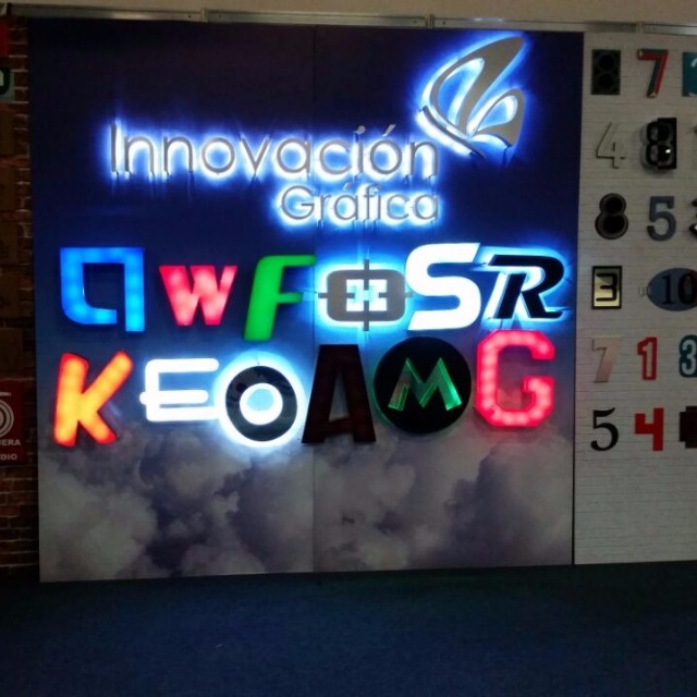 tipos de iluminación LED en letreros  letreros luminosos LED para negocios  luz frontal 