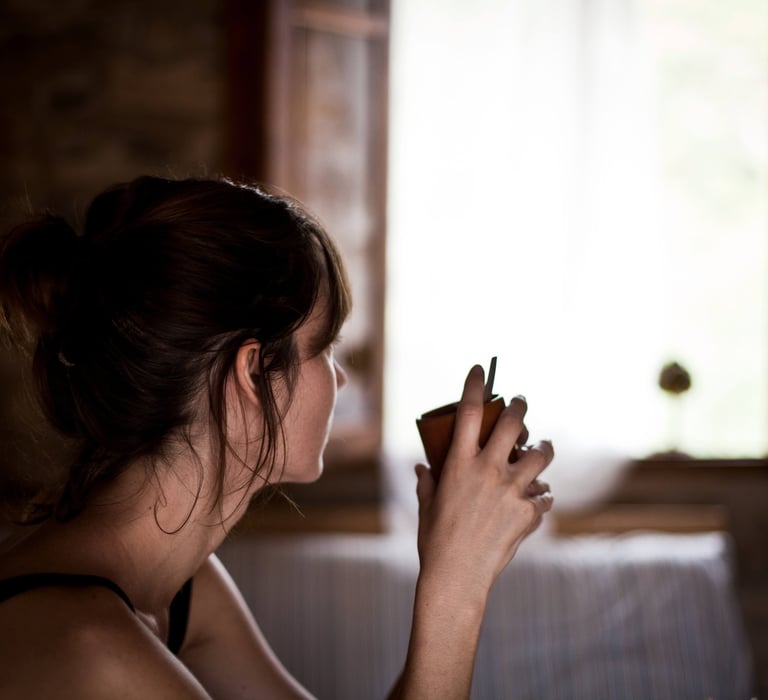 Mujer disfrutando de un momento de calma en el interior de la casa rural La Calma, Castellón