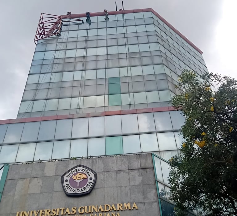 Pembersihan Kaca Gedung