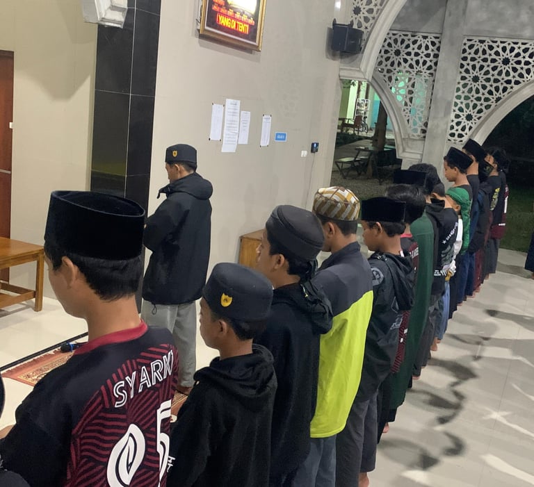 santri darussajidin melaksanakan qiyamul lail berjamaah