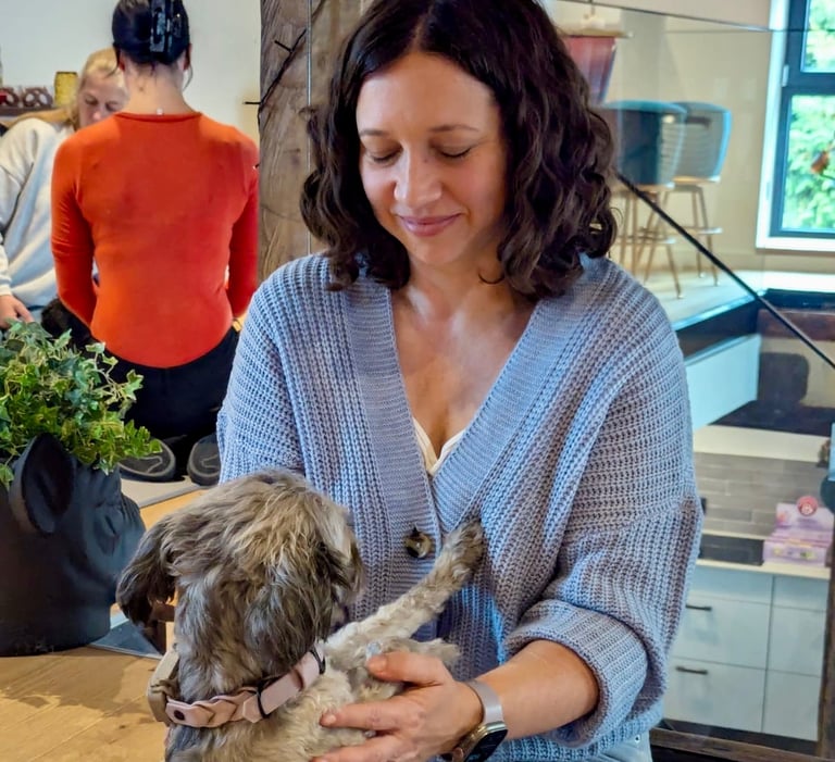 Hundephysiotherapie in Karlstein – Svenja Stoll behandelt einen Hund mit Shiatsu, Massage und Mobilisation