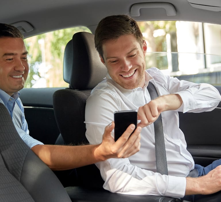 Motorista ajudando o passageiro a usar o aplicativo Apktem transportes.