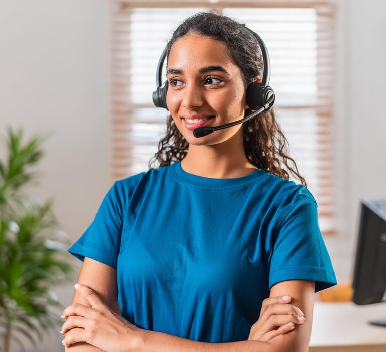 Une jeune femme avec un casque téléphonique