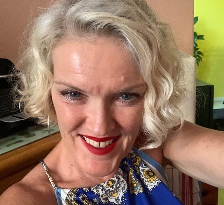 Femme blonde souriante.