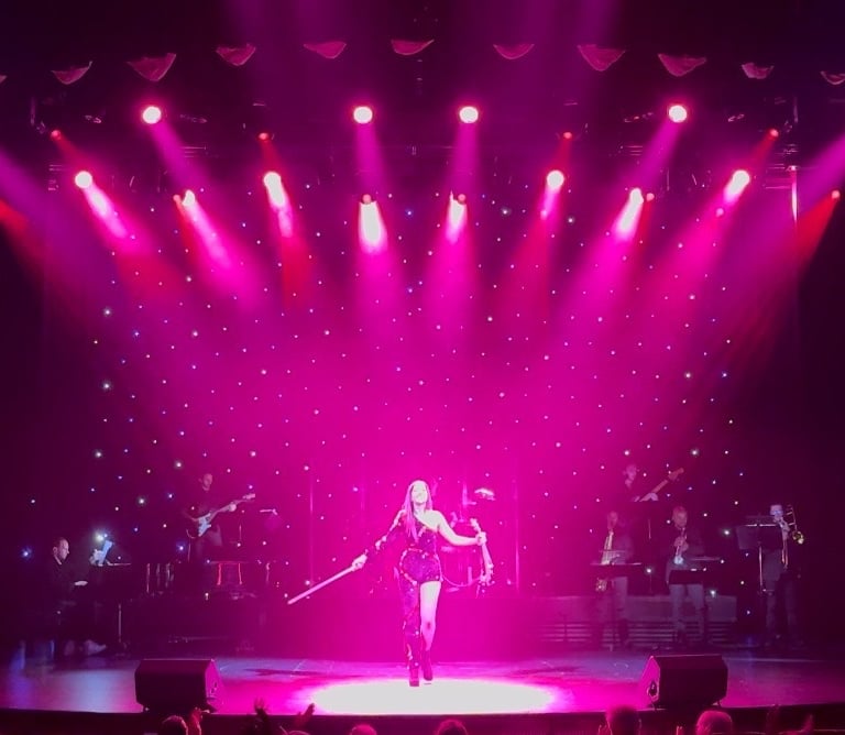 violinista Asturiana actuando en teatro internacional