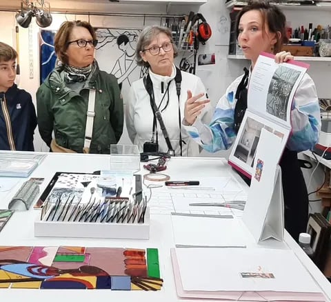 Édith Théret explique son métier lors d'une journée portes ouvertes dans son atelier de vitrail parisien.