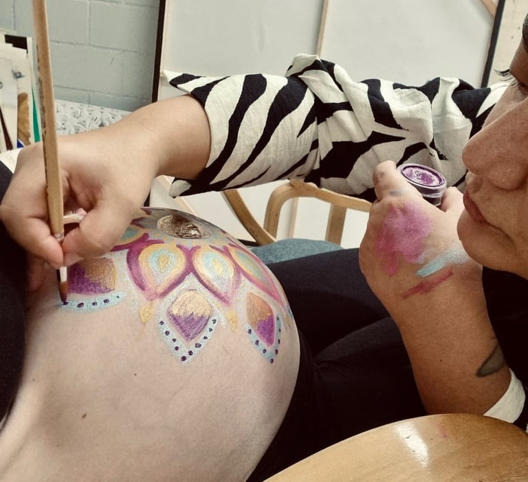 Carmela Martello Bauchmalerei kreative Erkundung Erinnerung Handmade