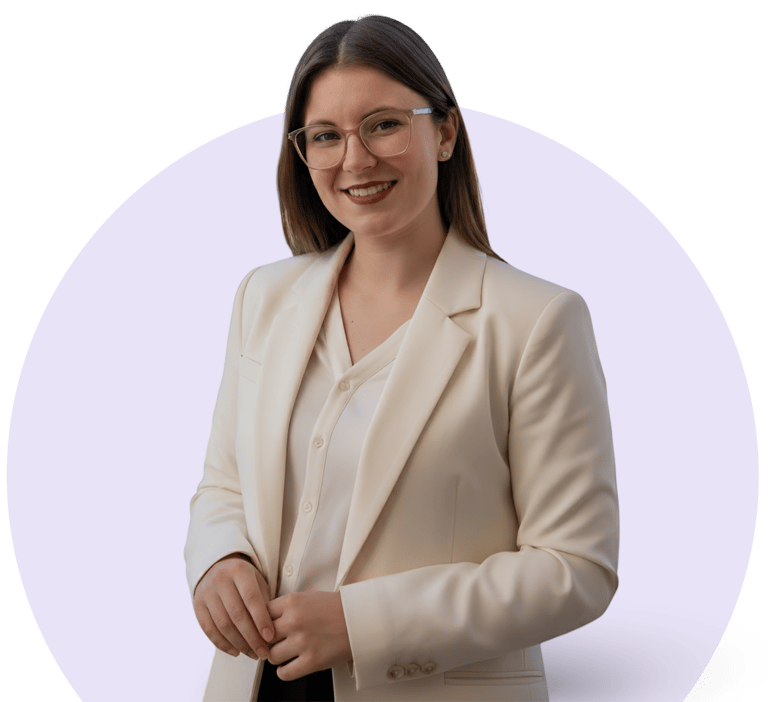 mujer joven mirando al frente