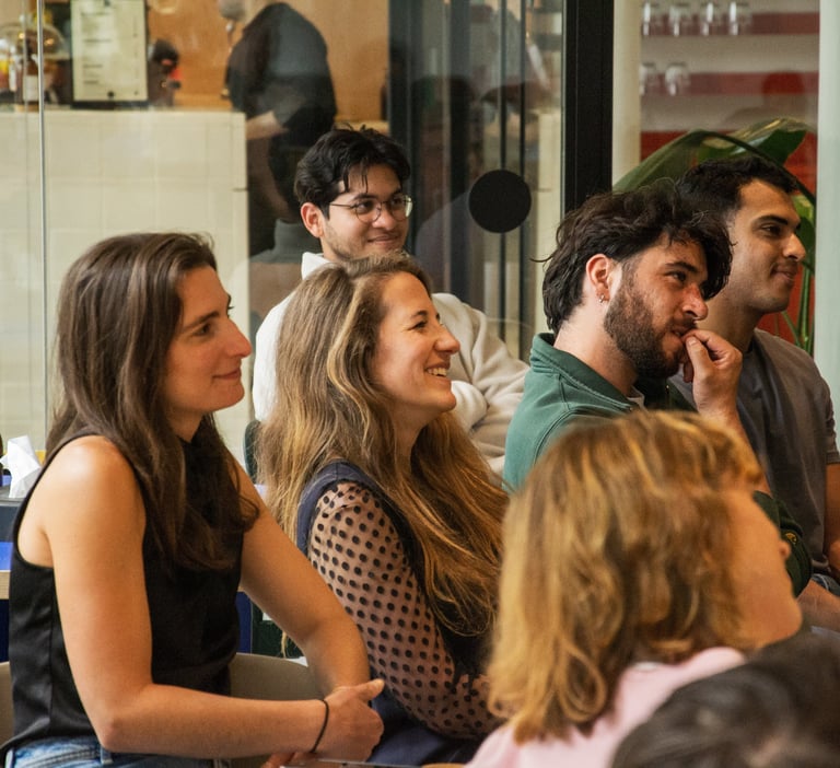 employés d'une entreprise en train de rire lors d'un spectacle de stand-up
