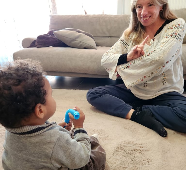 Photo de Marie Laure Dreux signant une comptine lors d'un atelier Bébé Signes