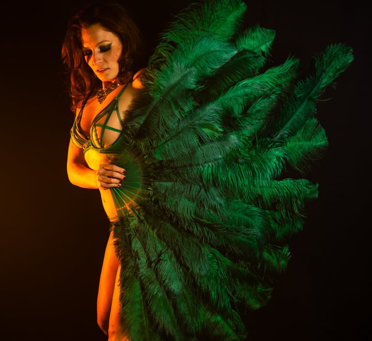 Femme en lingerie verte avec eventails en plumes vertes glamour et sexy