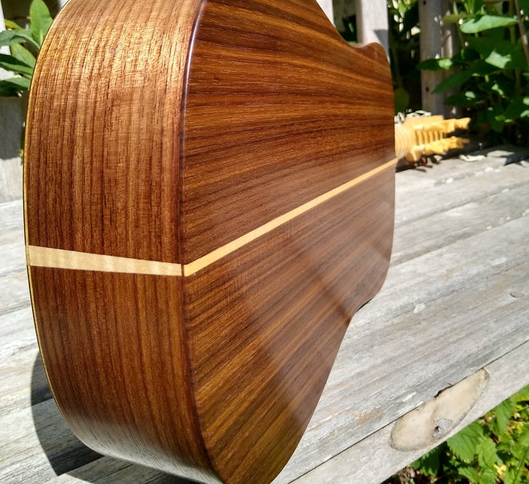 Vihuela de mano in walnut