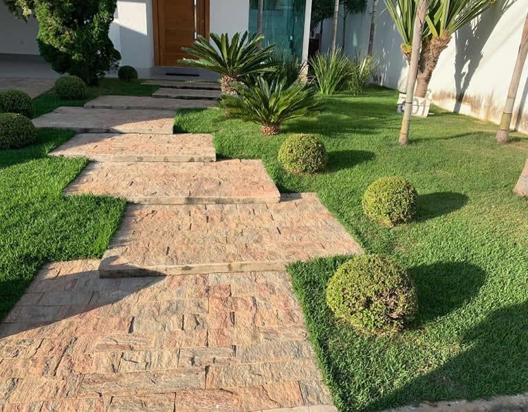 Pedra madeira rosa, branca, amarela serrada 11,5x23 e almofadada assentada na parede piso